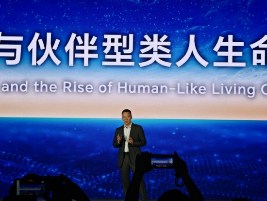 直击WAIC丨荣耀CEO李健：智能体操作系统将拥有基础生命特征	、认知记忆系统、自我意识和灵魂